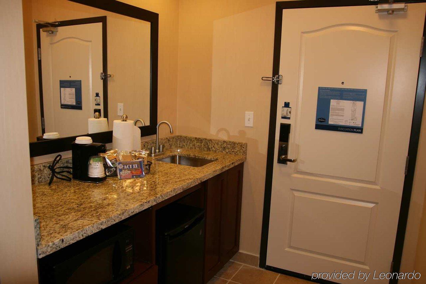 Hampton Inn & Suites New Castle, Pa Номер фото